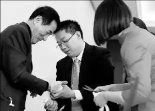 演员杨立新带伤赴政协开会现场换纱布表情痛苦

