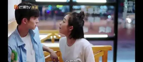 杨超越笑起来不露下牙,原因是下牙型稍微有点虐,网友需矫正啊
