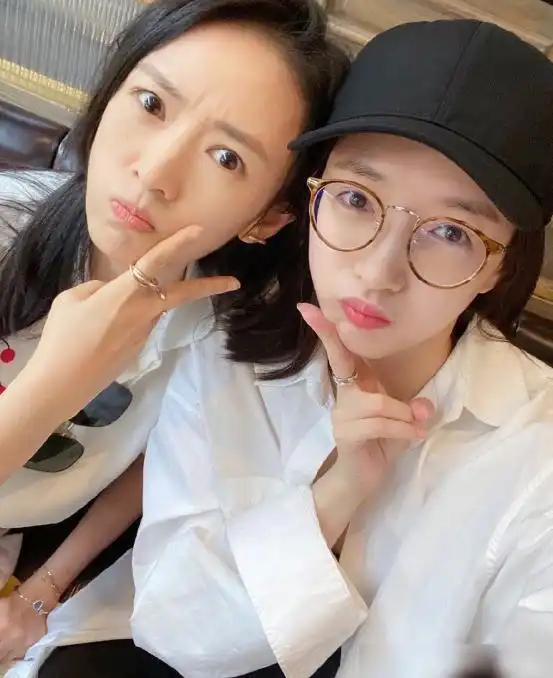 江疏影晒与童瑶合照,同款的剪刀手表情,少女感十足不像30岁

