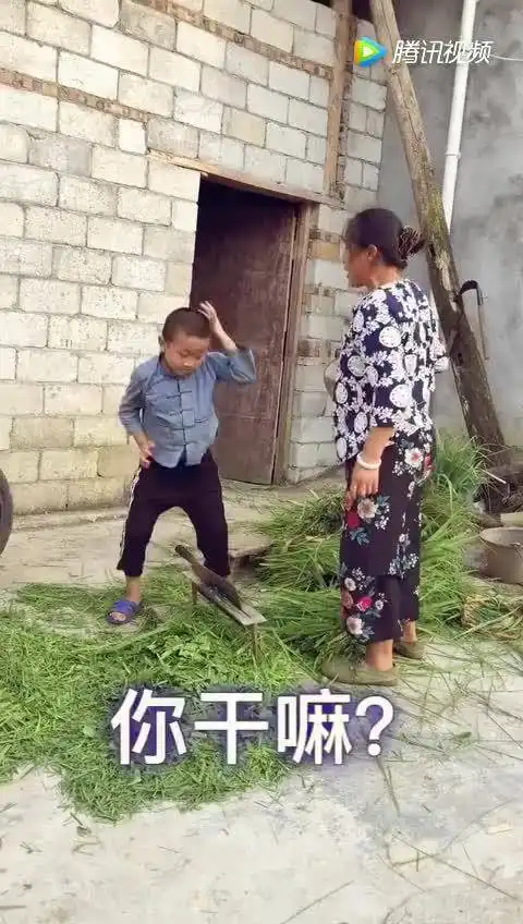 这个表情包要火,小孩子太搞笑了,太有表演天赋了
