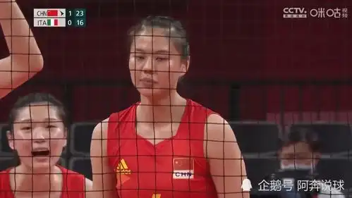 30中国女排完胜意大利,朱婷场边为队友助威,郎指导面无表情
