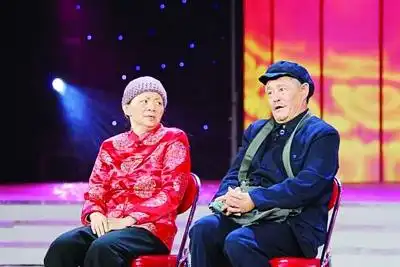 大家整齐划一开始领纸啦