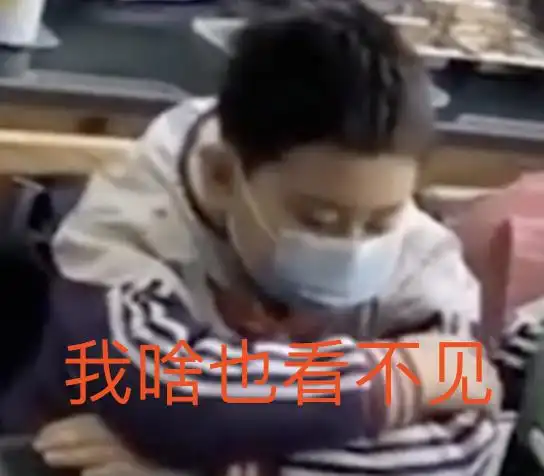 小学生错峰吃饭视频火了网友画面有些残忍,满教室都是咽口水的声音
