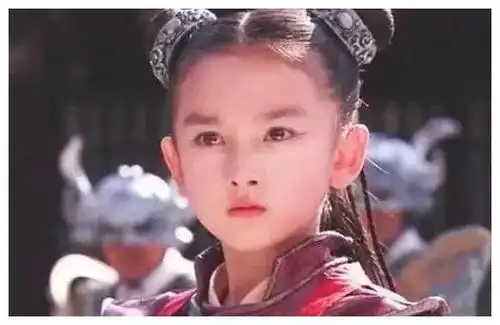小哪吒宋祖儿摇身一变港风大美女

