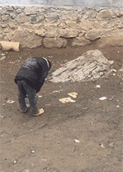 美女穿得这么凉快,不怕男朋友吃醋吗倒也不必这么省布料哈哈
