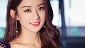 迪丽热巴赵丽颖baby素颜被叫起床,表情好搞笑
