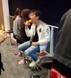 继吃热狗后王思聪吃玉米再现一口吞
