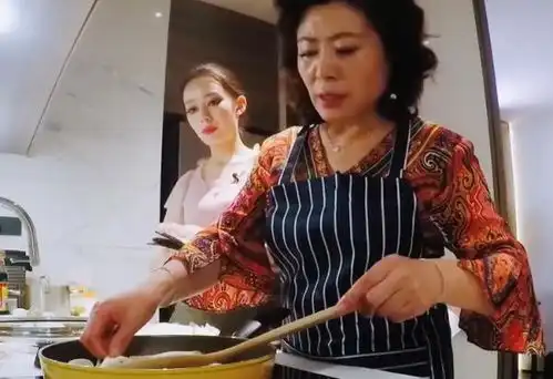 郎朗老婆不食人间烟火,连面条都煮不熟,谁注意婆婆的表情
