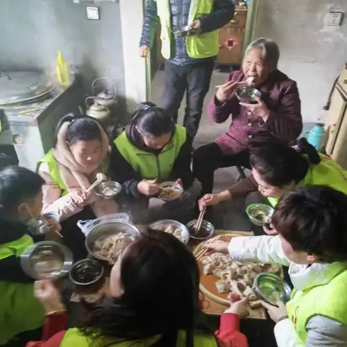 胶州市爱无疆公益慈善服务中心寒冬情暖困难户元旦慰问送祝福

