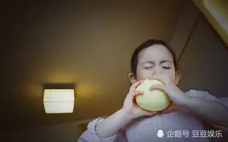 黄磊分享5岁小女儿近照,妹妹徒手掰苹果,挤出表情包太逗趣
