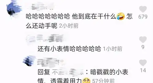 刘浩存穿青蛙玩偶服,却被易烊千玺戳鼻孔,表情好可爱