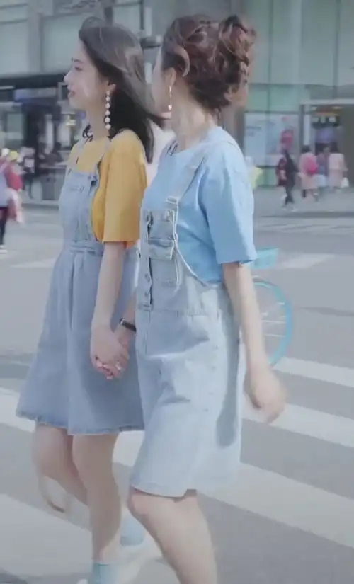 表情有种闺蜜装叫我袜配你衣,真感情才敢穿她生活穿衣搭配网表情
