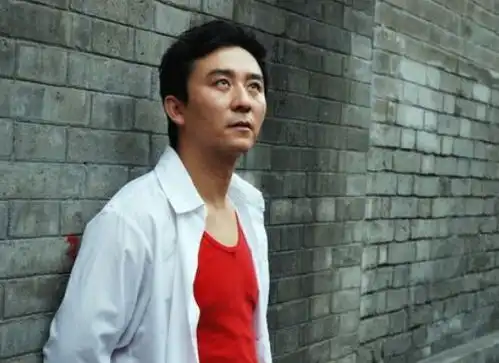 他出生于梨园世家,演反派却遭人骂,如今作品不断却依旧不火