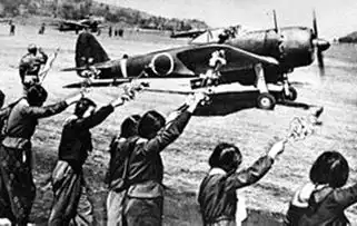 10月21日日军开始采用神风敢死队1944年创始人自杀后流血15小时
