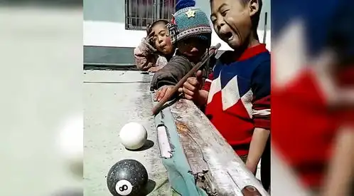 搞笑视频从表情就看得出来这孩子是个人才
