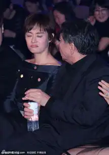 孙俪与导演郑晓龙热聊扁嘴表情可爱俏皮
