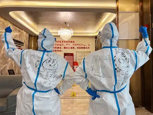 把病毒吼走深圳医护化身灵魂画手,虎年表情画在防护服上
