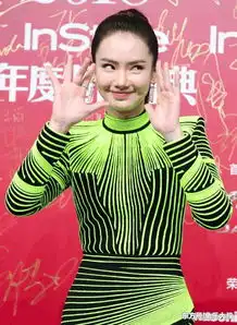 戚薇出席活动打扮时尚,现场频频做搞笑表情,但却因服装被吐槽了
