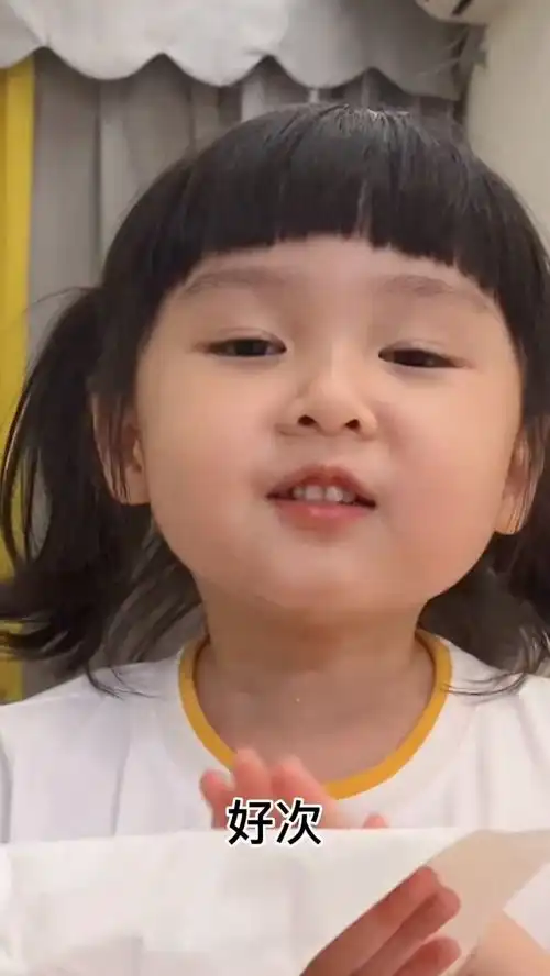 女儿表情都是戏,真的是太可爱了家有萌娃
