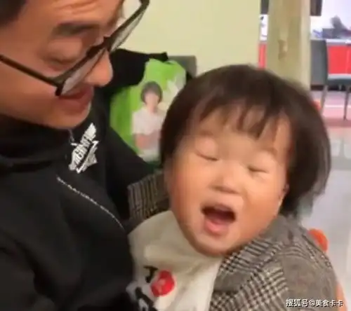 宝宝跟妈妈抢爸爸,小表情真是服了,网友直呼太魔性
