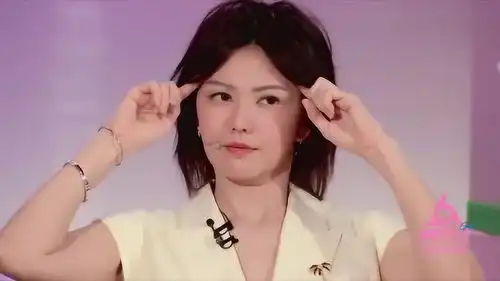 杨超越助理唱跳,舞蹈厉害,孟美岐却做出这样的表情
