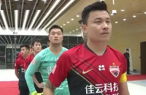 看得人心疼郜林被踢倒后连滚4圈,表情痛苦,恒大旧将险些伤退
