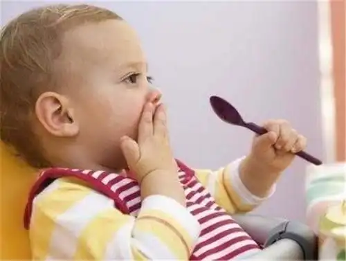 宝宝吃完母乳不哭不闹,过于乖巧,奶奶看出不对劲,及时救了宝宝
