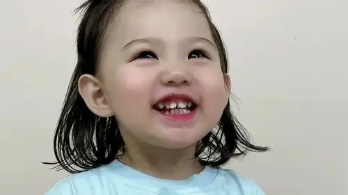 两岁小爱妹妹,从出生以来第一次吃柠檬,吃完的表情把爸妈都逗乐了
