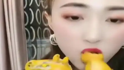 吃冰小姐姐,今天吃百香果的小猪佩奇,爆籽的声音太爽了