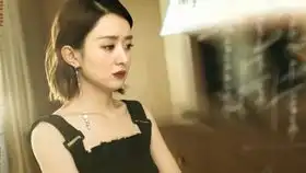 迪丽热巴赵丽颖baby素颜被叫起床,表情好搞笑
