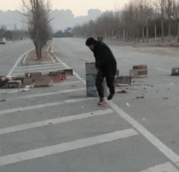 搞笑gif段子为了拍个视频,在作死的路上越走越远
