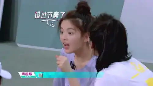 杨超越唱歌完全迷失在节奏里,队友们互相帮忙超团结
