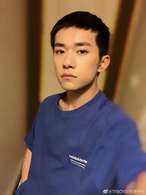 明星新年动态王一博王俊凯穿红衣自拍,肖战晒福千玺画风清奇
