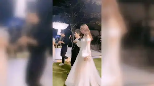 太好磕向太看模特看别人家孩子的表情,看郭碧婷是看自家娃宠溺
