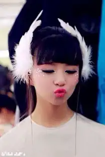 高圆圆梳丸子头嘟嘴看中日女神的卖萌绝招
