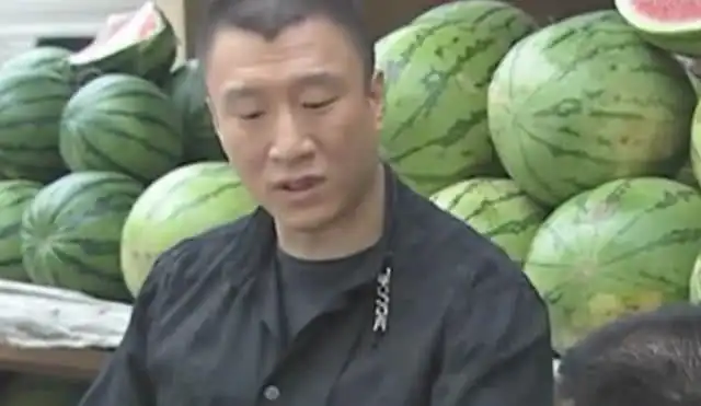 孙红雷买西瓜,老板挂刘华强买瓜表情包孙红雷尴尬了
