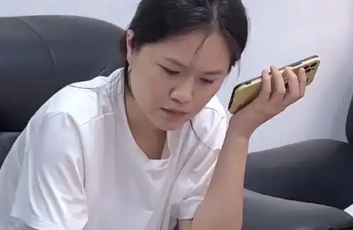 接听甲方电话女子表情亮了,听完诉求直翻白眼,网友不说都懂
