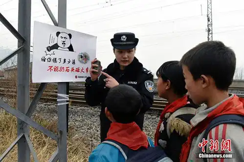 火车站现众多表情包宣传牌,西昌铁路警方提醒行人注意安全
