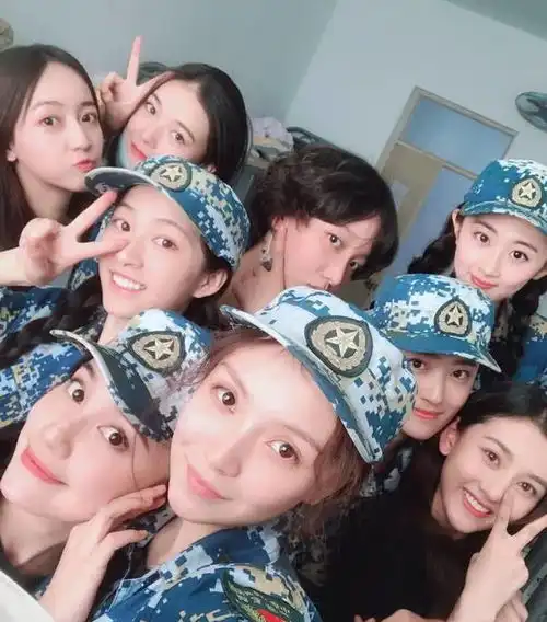 吴磊军训结束网友军训磊也是好帅啊
