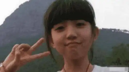 当年爆红的剪刀手女孩,富豪曾许诺等她10年,如今怎么样了
