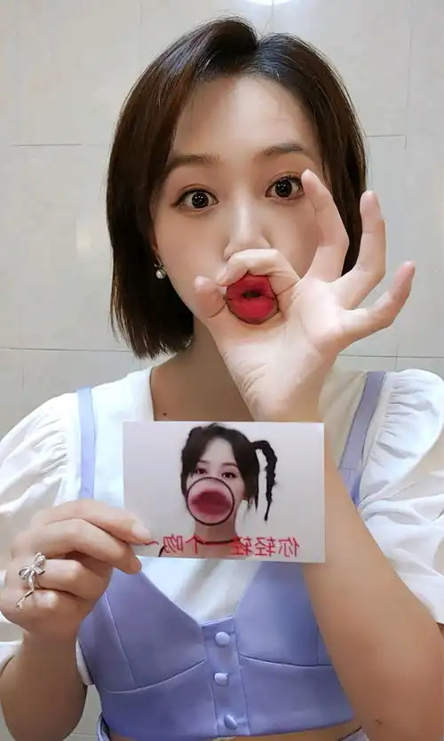蓝盈莹的搞怪表情好可爱,穿短款上衣配高腰裤,轻松秀出纤细腰围
