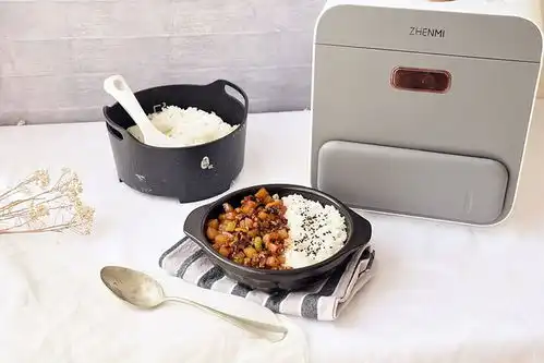 香菇土豆和肉末做的菜,碗里装了一半米饭一半菜,孩子说太实在了
