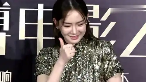 戚薇晒女儿搞怪表情九连拍,古灵精怪示范涂口红萌炸了