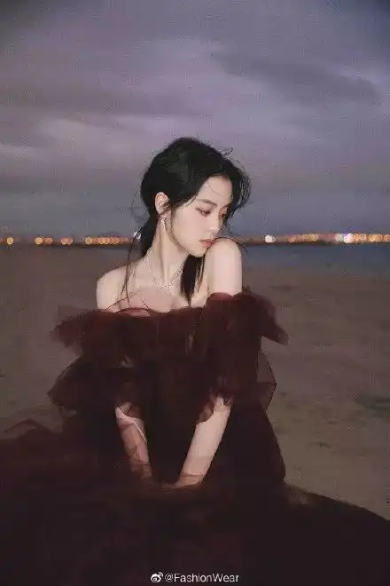 刘亦菲哆嗦,赵丽颖吸气,杨幂给秦岚搓手女生冬天为了美到底有多拼
