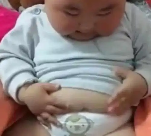 奶奶给孩子吃太多,宝宝吃饱摸肚子的表情,把一家人都乐坏了

