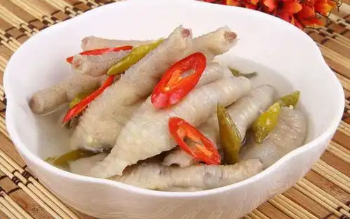 流行这么多年的泡椒凤爪还是这么火做法以及汁水重复使用时技巧
