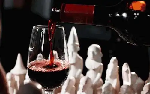 如何高雅地举起红酒杯
