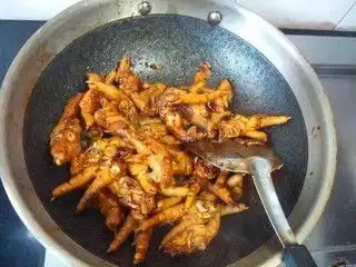 简单美味的鸡爪做法,红烧鸡爪,送给爱啃鸡爪的您,动手试试吧
