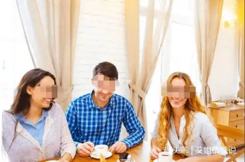 带男友见闺蜜,发现和闺蜜用同款包包,男友手机亮起,俺含泪分手
