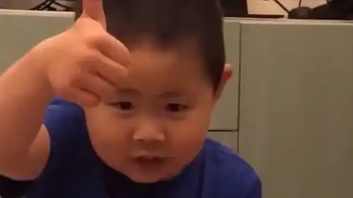 江苏苏州一小孩火了,为了玩电脑对妈妈各种拍马屁,还夸臭脚真香
